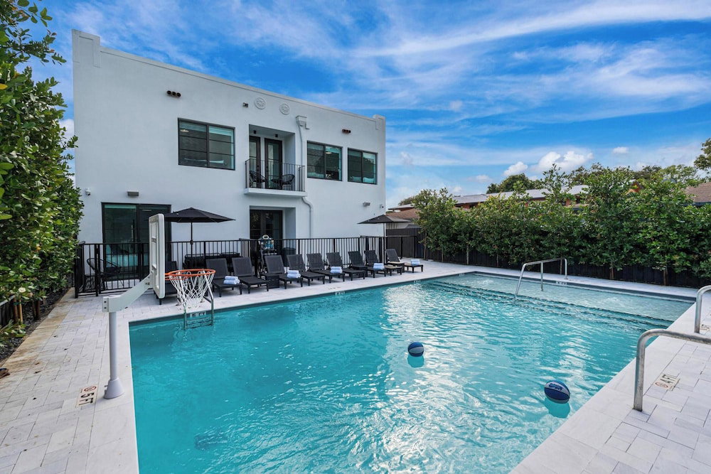 Hotel Lux Retreat By Renzzi
