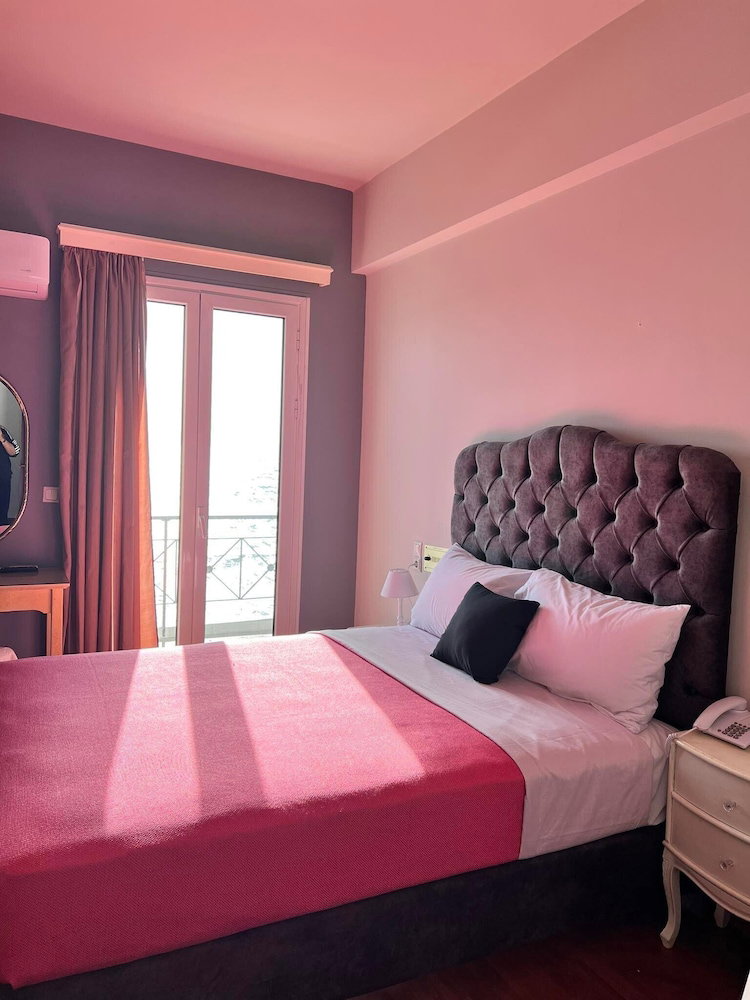 Hotel Queens Leriotis