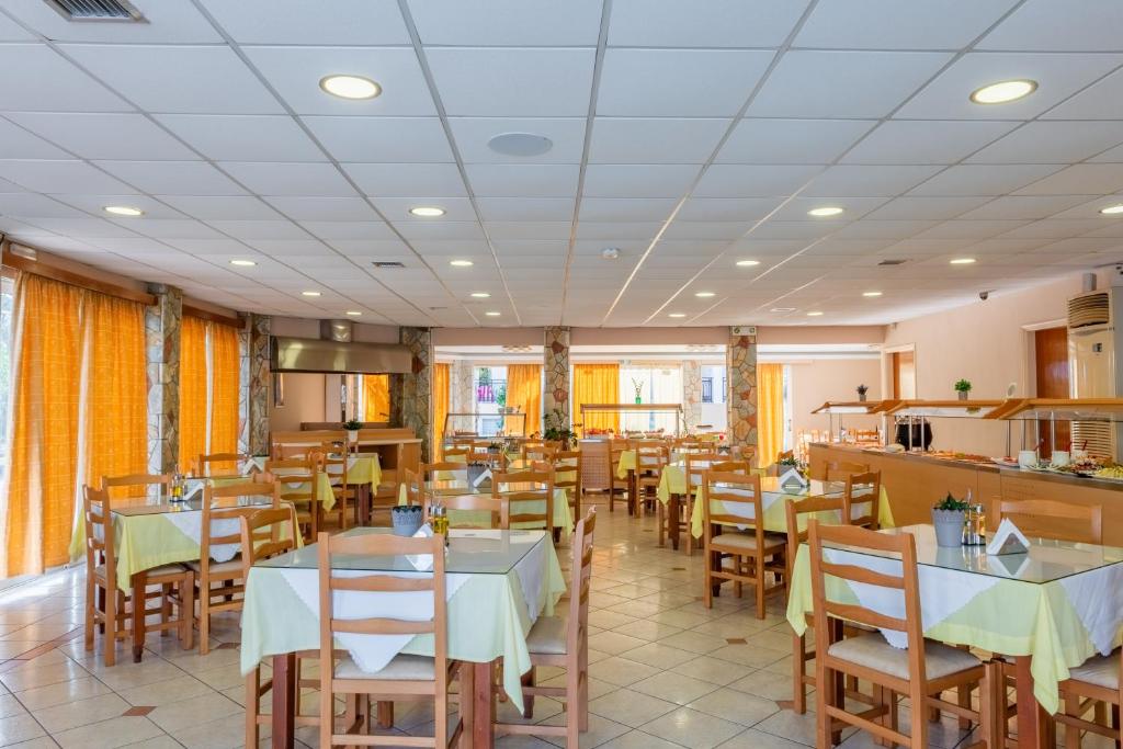 Village Inn Studios & Family Apartments