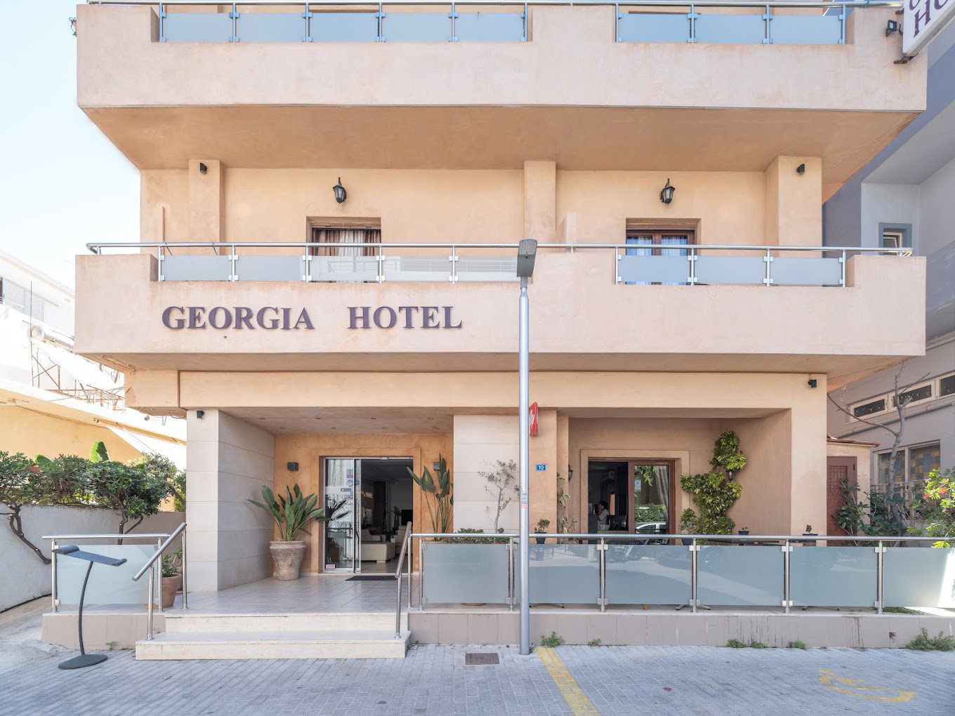 dal travel Georgia`s Garden Hotel