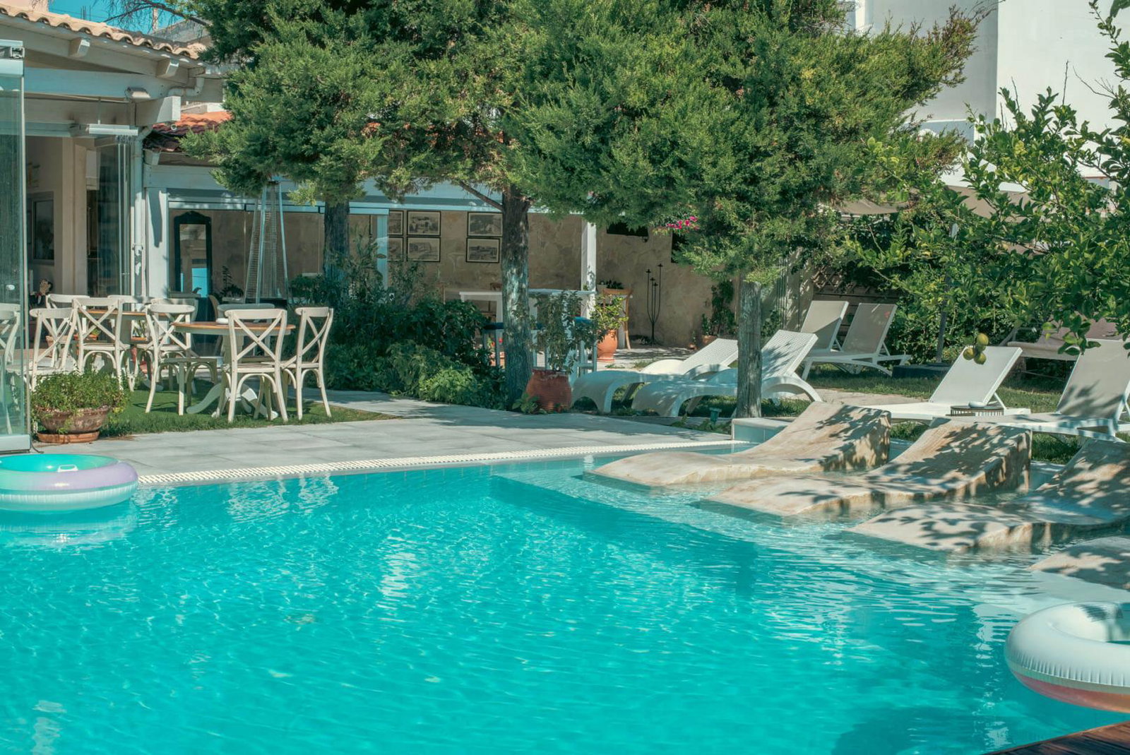 dal travel Georgia`s Garden Hotel