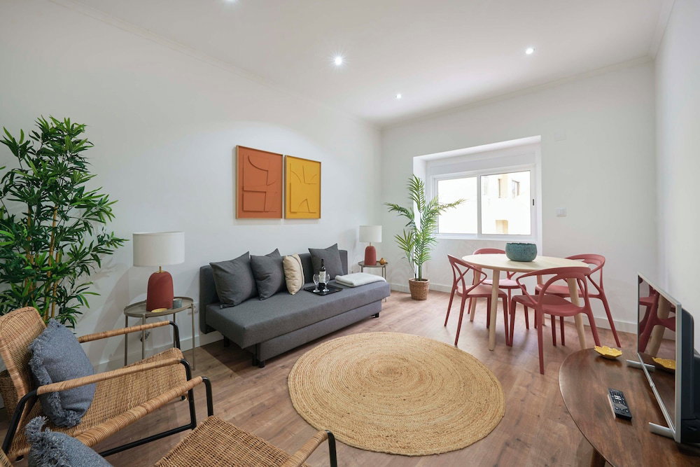 Hotel Spacious & Light-Filled 4Br Apartment By Timecoler