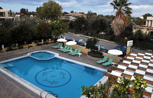 Makis Studios And Apartments