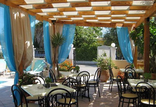 Makis Studios And Apartments