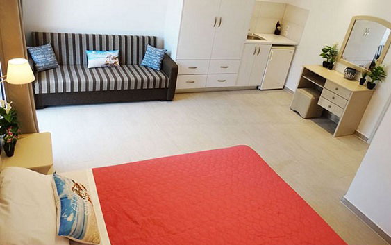 Makis Studios And Apartments