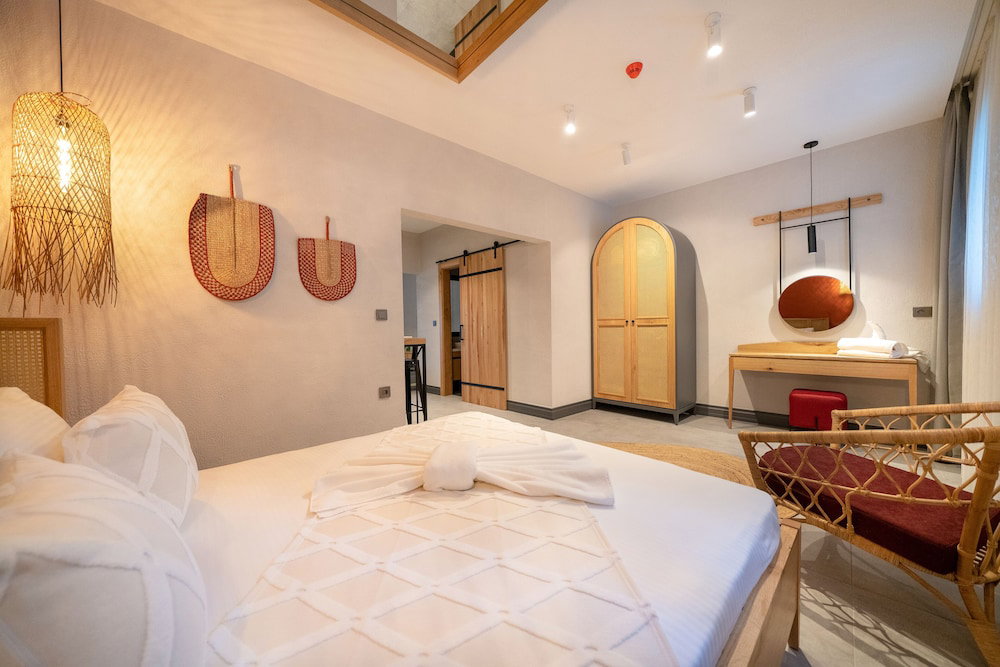 Hotel Reddoors Suites Sea View