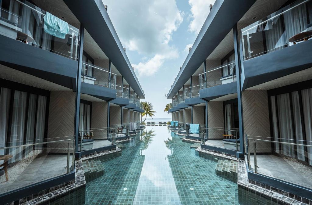 Hotel The Tide Beachfront Siray