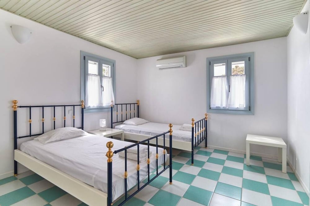 Santa Maria Villa In Paros