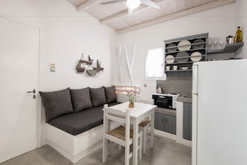 Blue Waves Suites & Apartments To Kyma