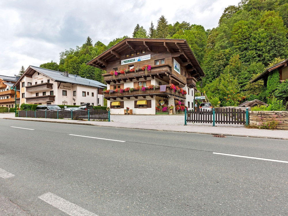 Hotel Spacious Apartment In Saalbach-Hinterglemm Near Ski Area
