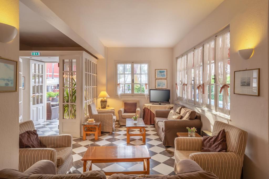 dal travel Across Opera Blue (Ex.omiros Hotel)