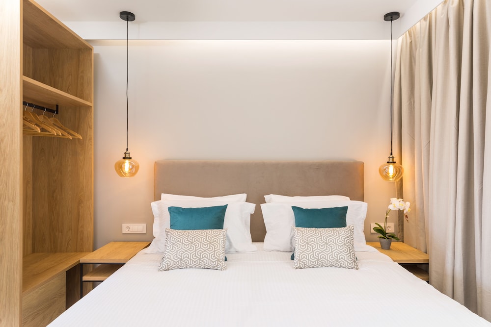 V Luxury Suites