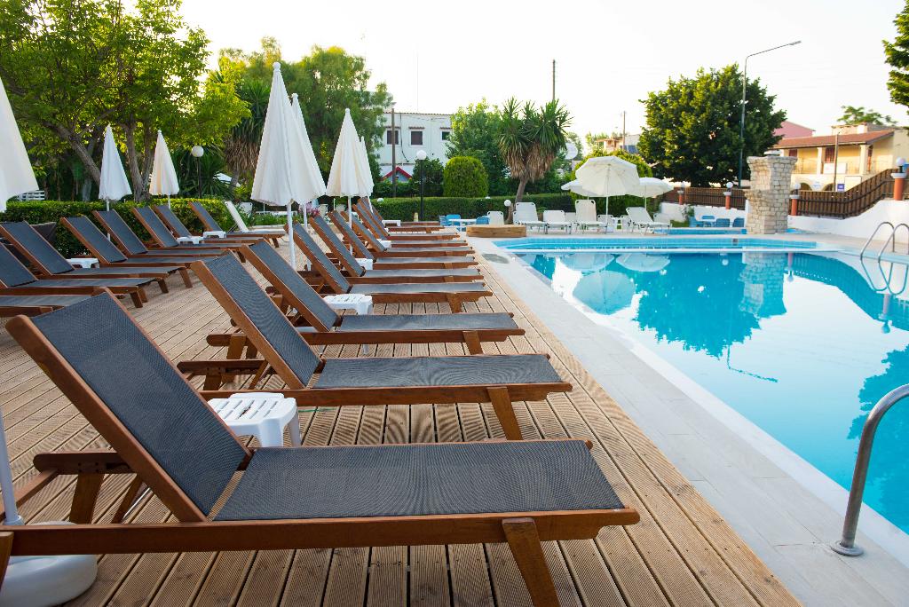 Silver Beach Hotel And Annexe Apartments