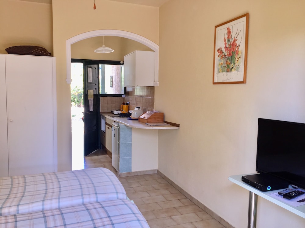 Mayflower Apartment & Studios