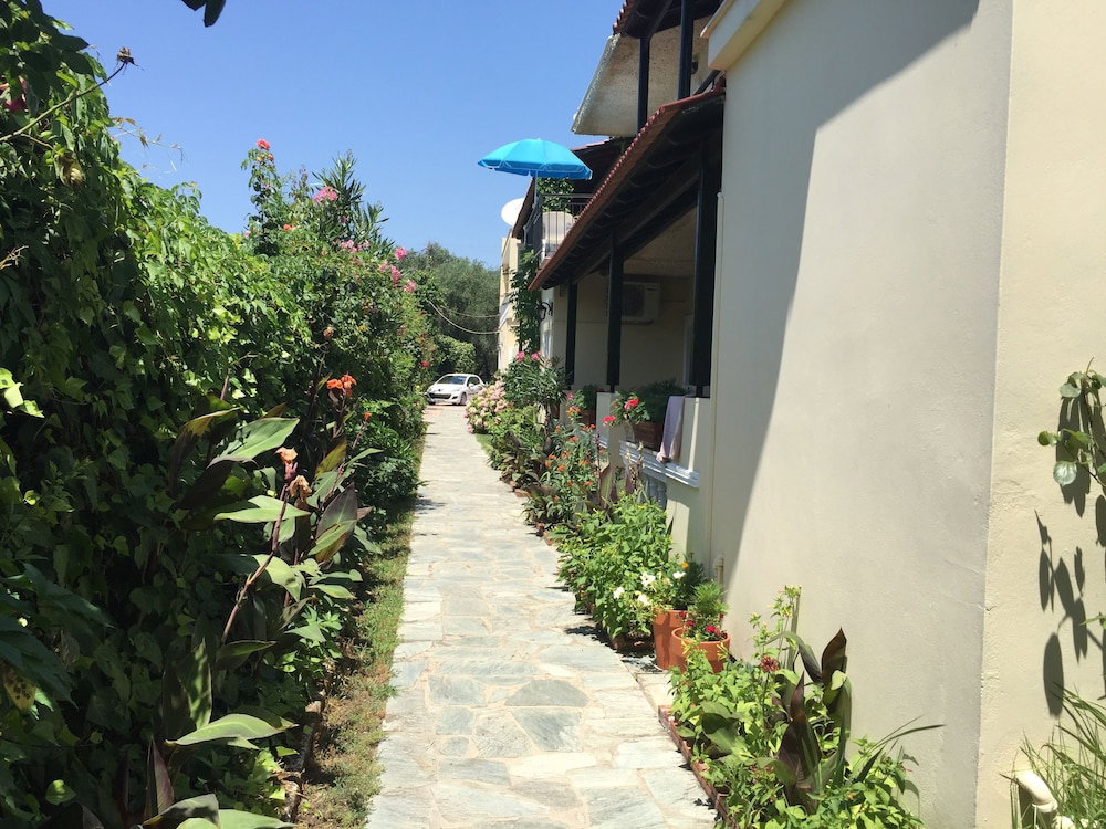 Mayflower Apartment & Studios