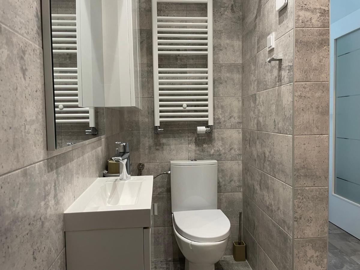 Cozy 2-Room Penthouse Lakeview W14