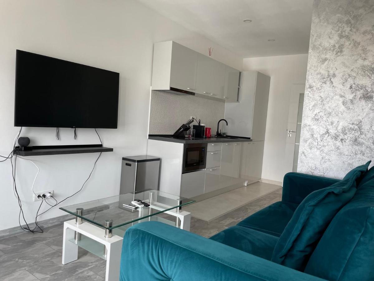 Cozy 2-Room Penthouse Lakeview W14