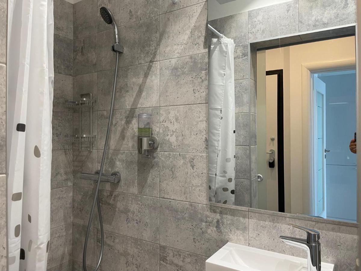 Cozy 2-Room Penthouse Lakeview W14