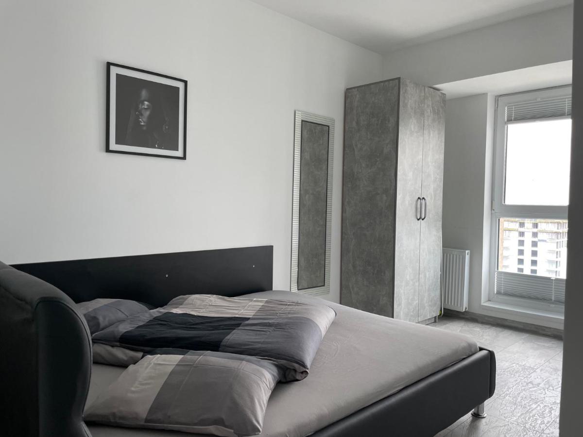 Cozy 2-Room Penthouse Lakeview W14