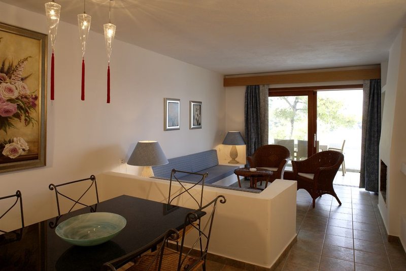 Cape Kanapitsa Hotel & Suites