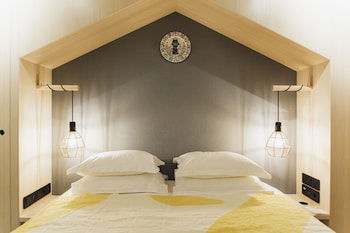 Hotel Hotel With Urban Deli