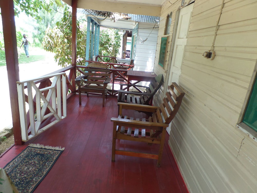 Hotel Beach Road Cottages At Jah Bs