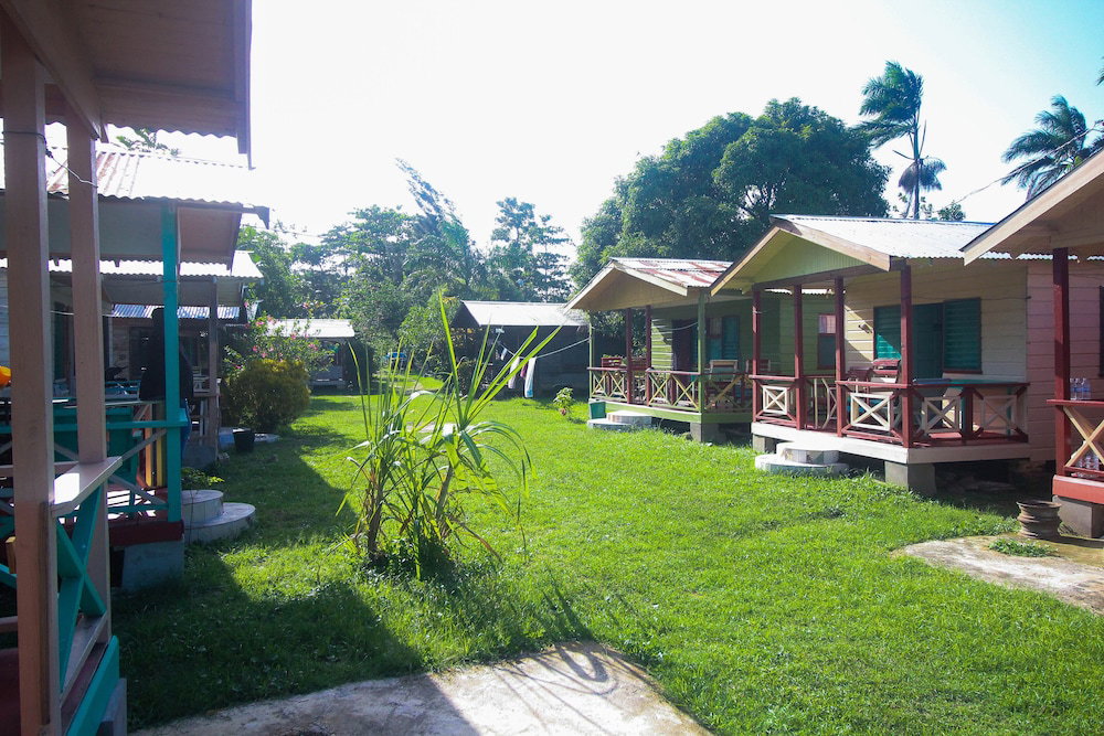 Beach Road Cottages At Jah Bs