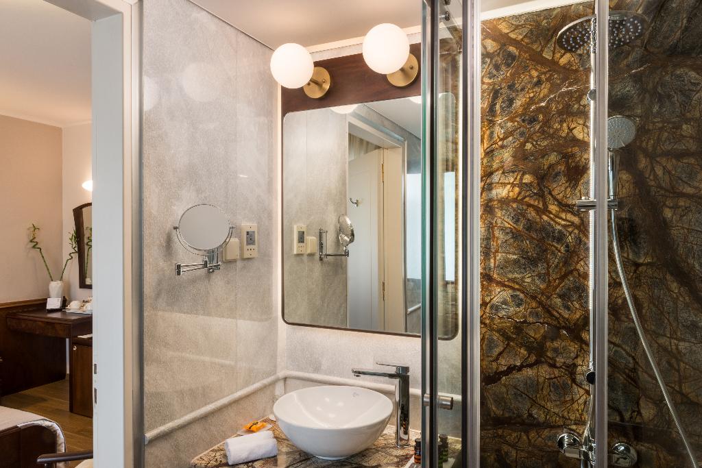 dal travel Avra City Hotel