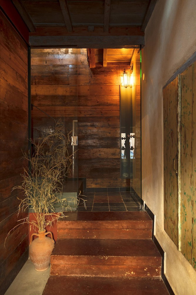 dal travel Evans House