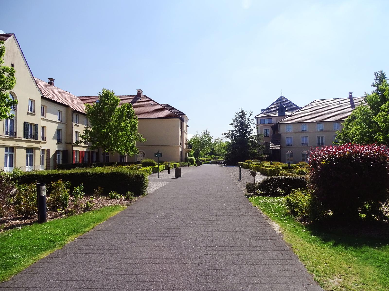 Hotel Campanile Val De France