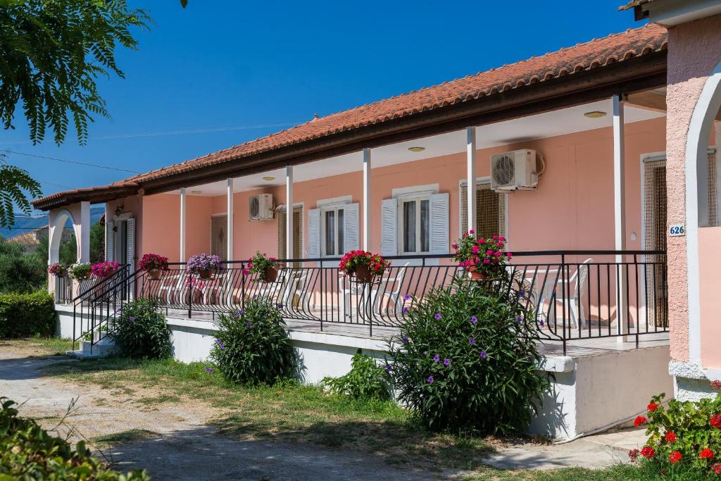 Hotel Roussa's Studios And Apartments