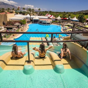 Hotel Magic Robin Hood Waterpark Lodge Resort cazare l'Alfas del Pi