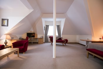 La Mon Hotel And Country Club