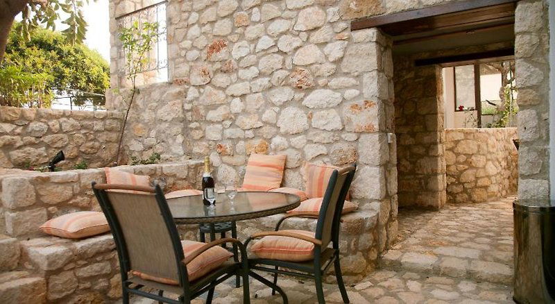 Hotel Artemis Village Apartments & Studios