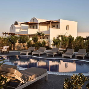 Sejur Sea Breeze Santorini Beach Resort, Curio Collection Hilton vacanta Santorini