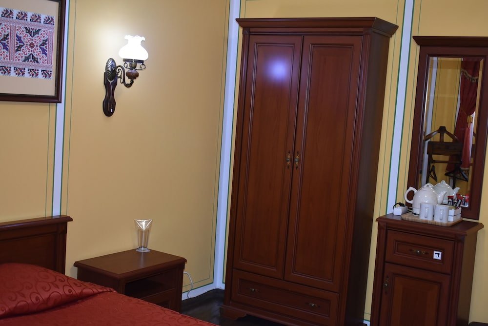 Family Hotel At Renaissance Square