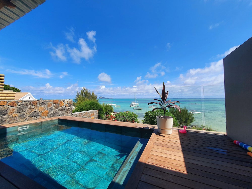 Hotel Luxury Beachfront Villa With Private Pool And Cozy Pavillon With Private Jacuzzi On Rooftop Terrace