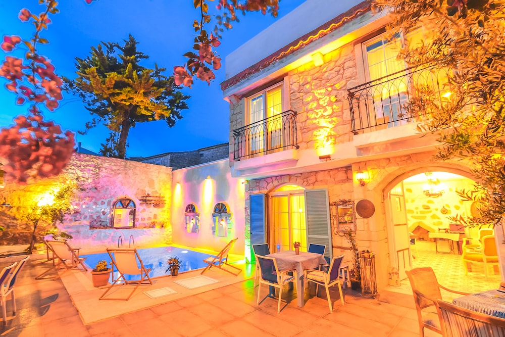 Alacati Asmali Konak