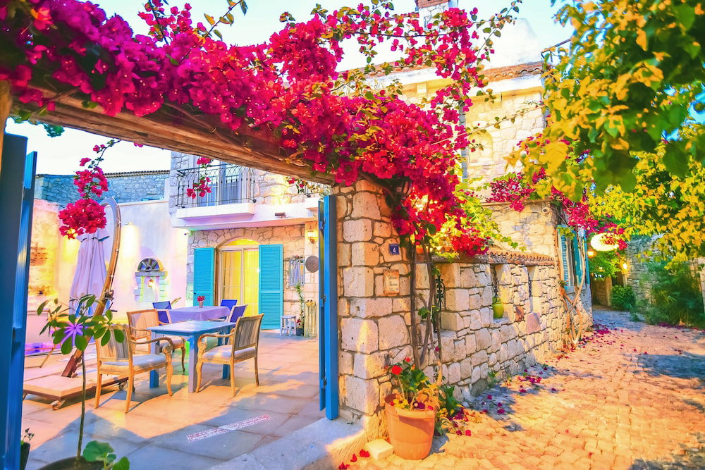 Alacati Asmali Konak