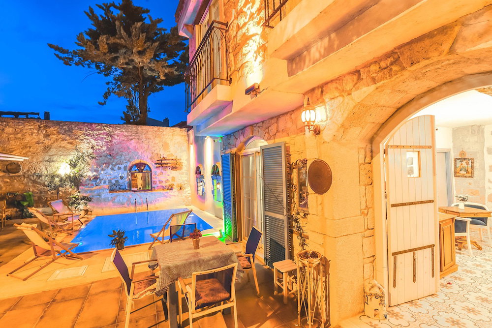 Alacati Asmali Konak