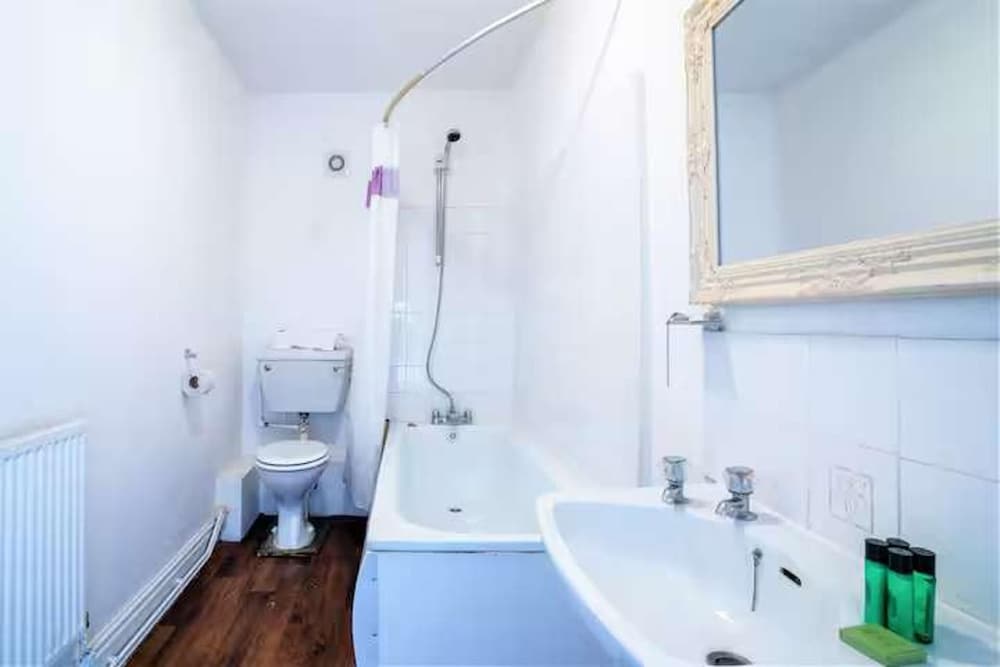 Hotel Travellers Economic Retreat In Orrell Park