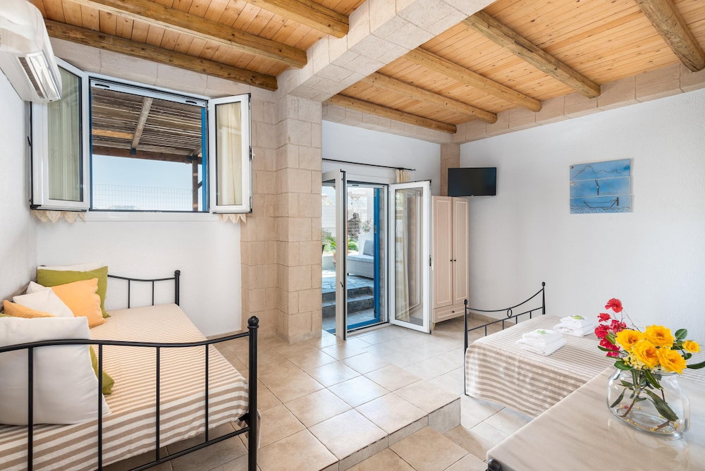 dal travel Agnanti Beach Studios