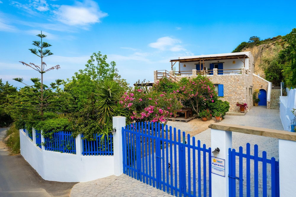 dal travel Agnanti Beach Studios