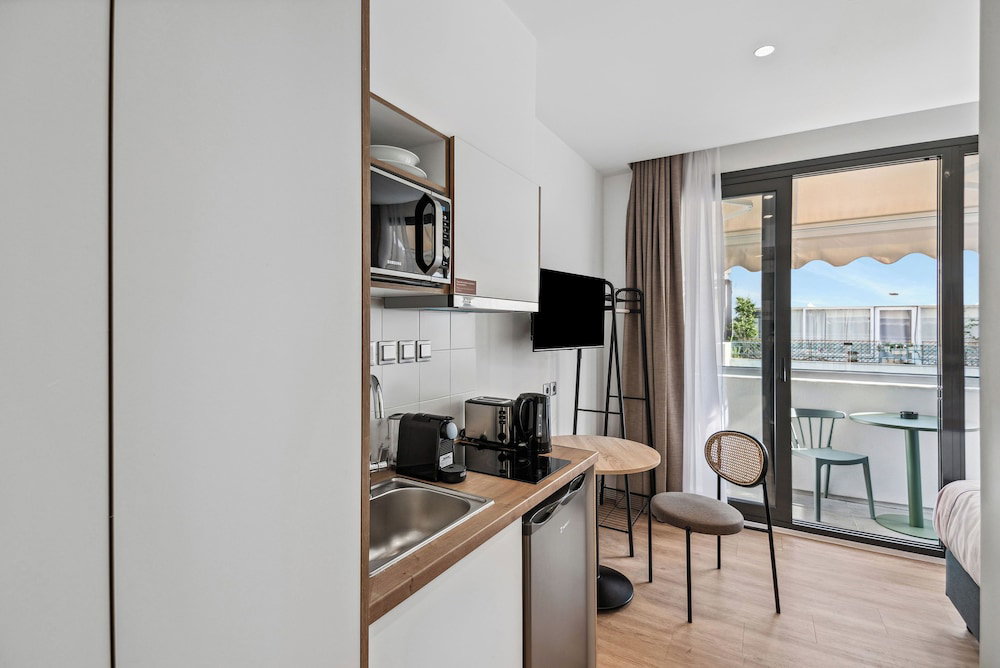 Limehome Piraeus Olive