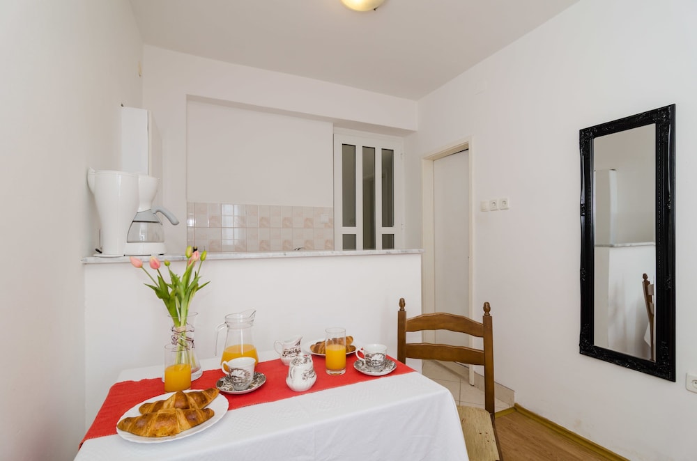 Apartments And Room Lora