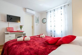 Hotel Apartments And Room Lora