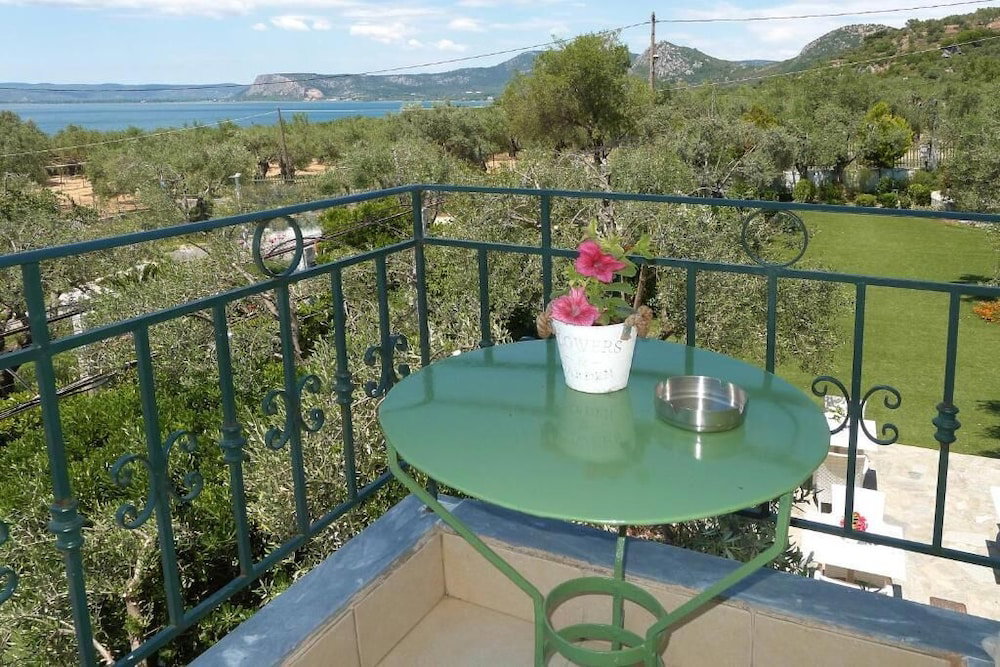 Hotel Ampoulos Rooms And Apartments