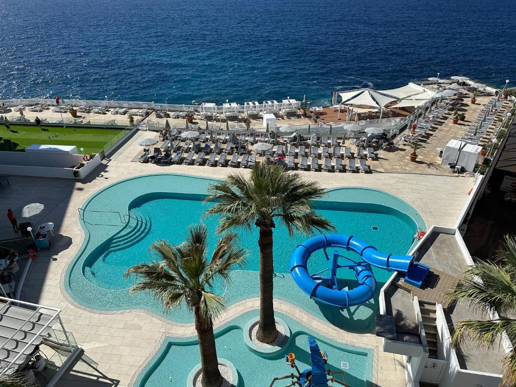 Pearly Grey Ocean Club Apartments & Suites
