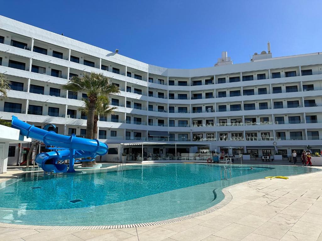 Pearly Grey Ocean Club Apartments & Suites
