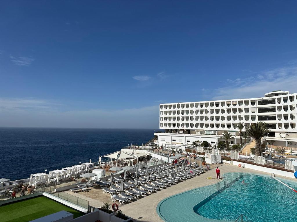 Pearly Grey Ocean Club Apartments & Suites